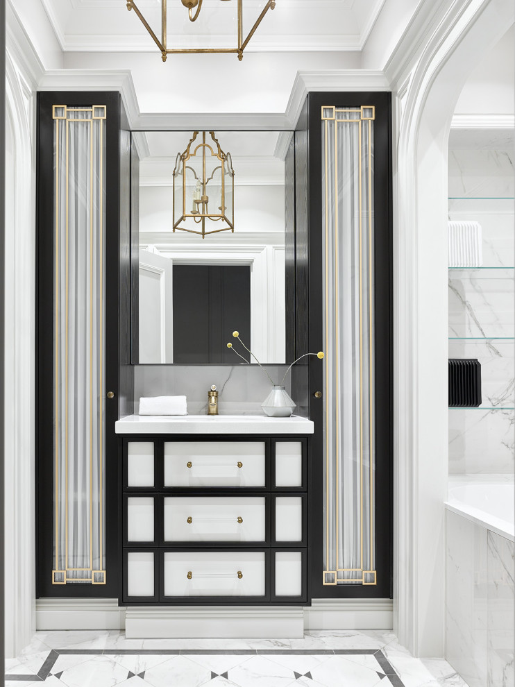 モスクワにあるトランジショナルスタイルのおしゃれな浴室 (アルコーブ型浴槽、白い壁、白い床、白い洗面カウンター、洗面台1つ、独立型洗面台) の写真