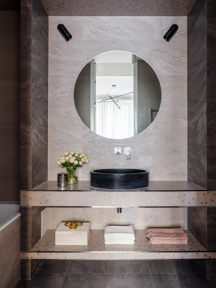 Modernes Badezimmer En Suite mit offenen Schränken, Aufsatzwaschbecken, grauem Boden, Einbaubadewanne, beigen Fliesen, beiger Wandfarbe und beiger Waschtischplatte in Moskau