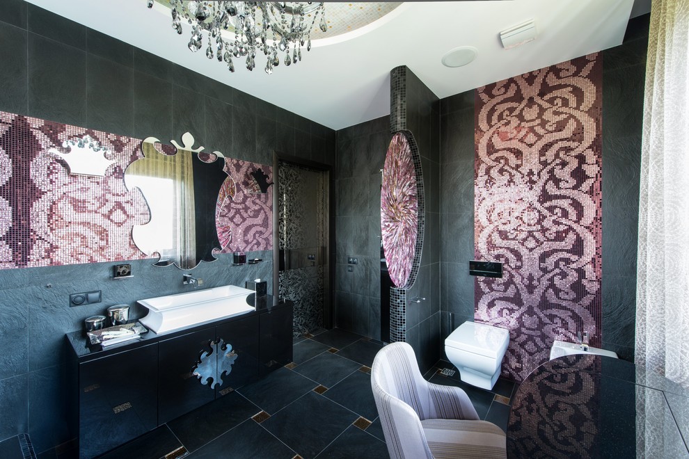 Источник вдохновения для домашнего уюта: ванная комната в современном стиле с открытым душем, плиткой мозаикой, настольной раковиной, открытым душем и плоскими фасадами