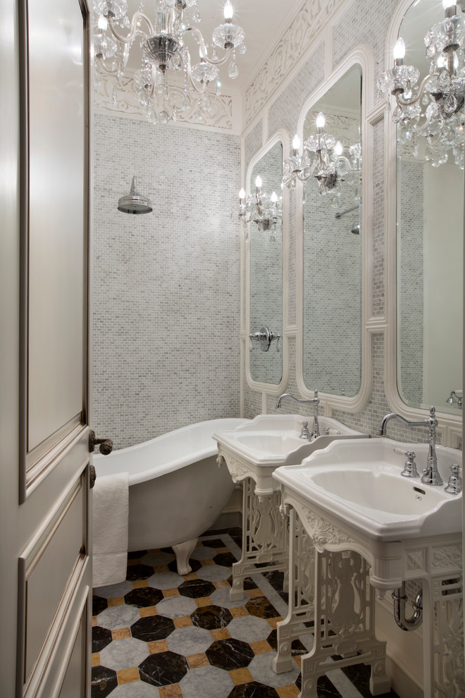 Пример оригинального дизайна: главная ванная комната в викторианском стиле с ванной на ножках, серой плиткой, белой плиткой, плиткой мозаикой, белыми стенами и консольной раковиной