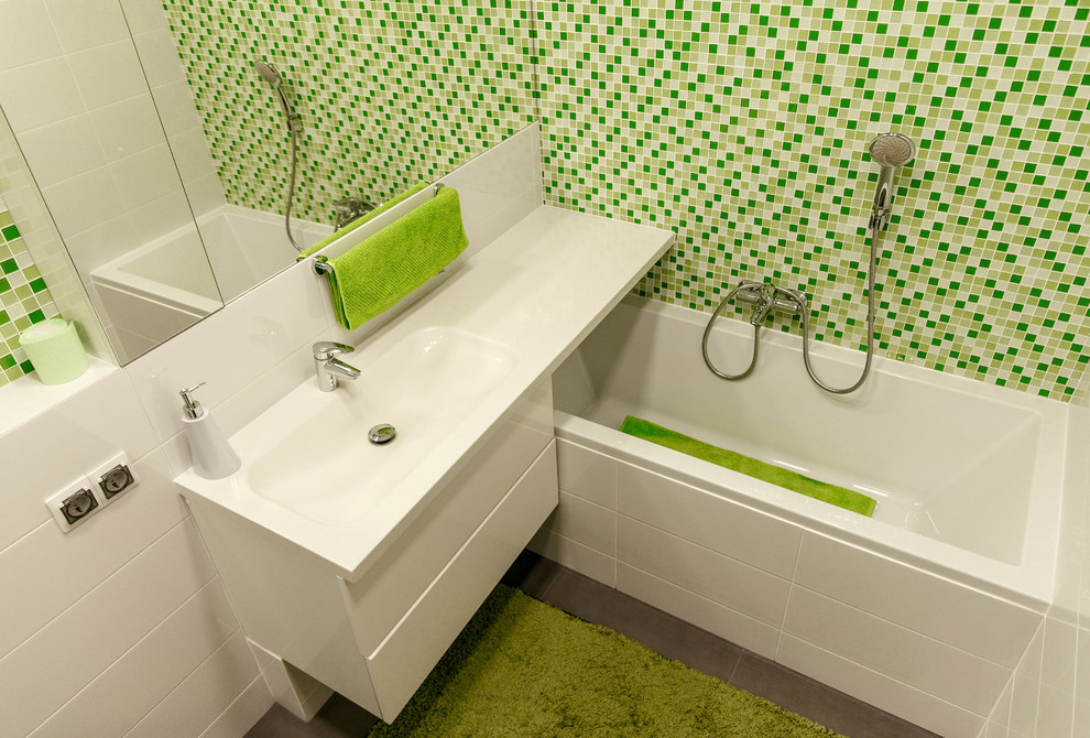 Стильный дизайн: маленькая главная ванная комната в современном стиле с плоскими фасадами, белыми фасадами, душем над ванной, плиткой мозаикой, полом из керамогранита, монолитной раковиной, столешницей из искусственного камня, бежевым полом, ванной в нише и зеленой плиткой для на участке и в саду - последний тренд