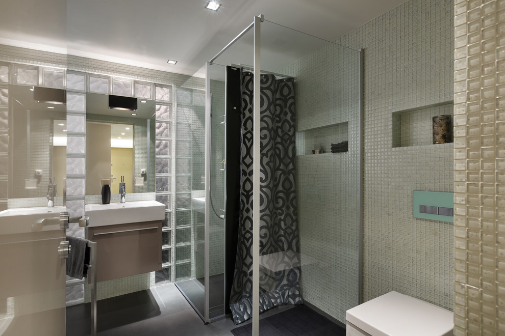 Modernes Badezimmer mit flächenbündigen Schrankfronten, beigen Schränken, Eckdusche, Wandtoilette und Einbauwaschbecken in Sankt Petersburg