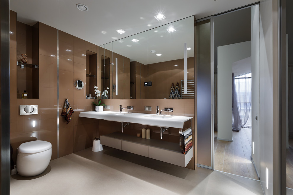 Стильный дизайн: ванная комната в современном стиле с раздельным унитазом - последний тренд