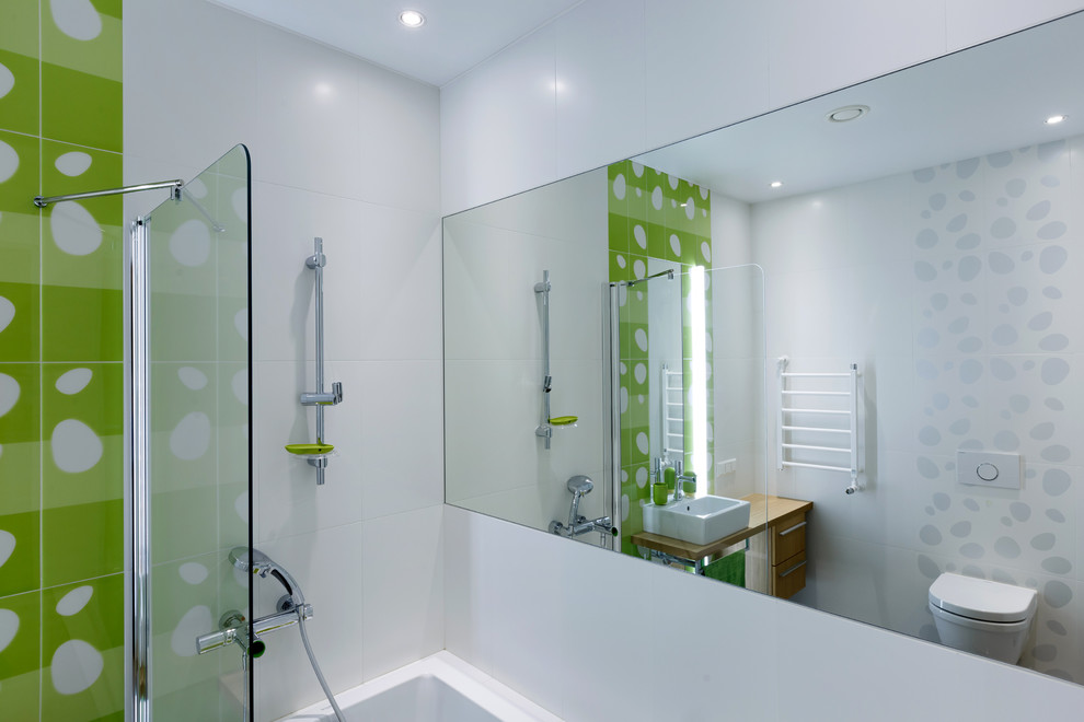 Свежая идея для дизайна: ванная комната в современном стиле с раздельным унитазом - отличное фото интерьера