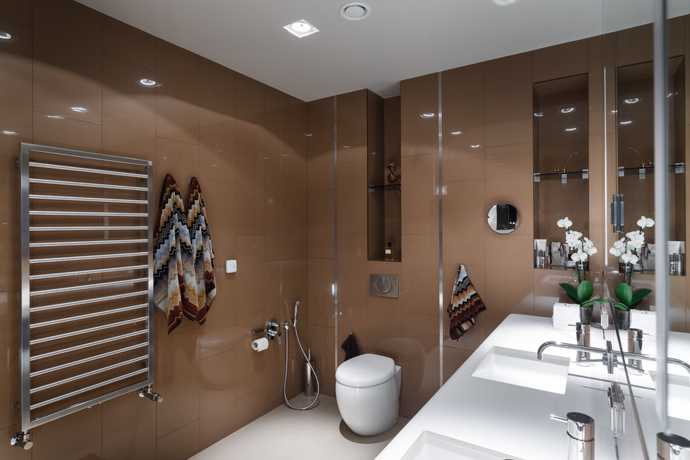 Стильный дизайн: ванная комната в современном стиле с раздельным унитазом и гигиеническим душем - последний тренд