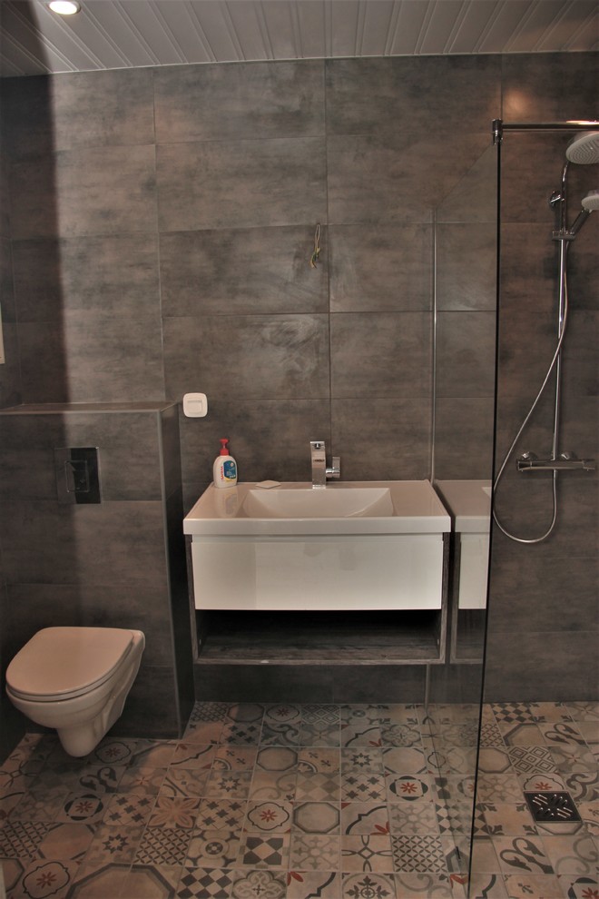 Пример оригинального дизайна: ванная комната с керамической плиткой, полом из керамической плитки и открытым душем