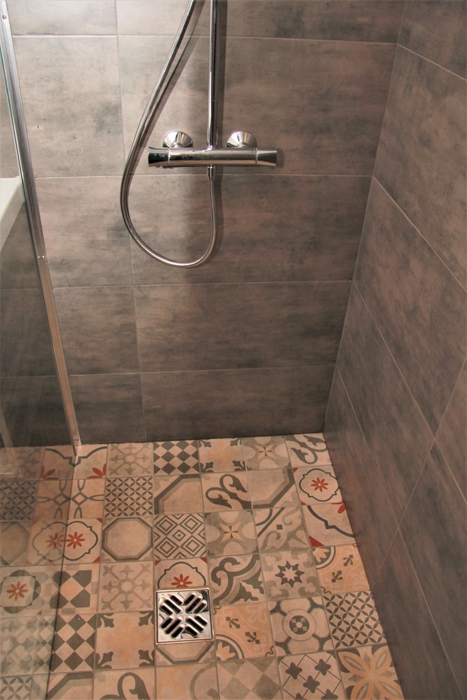 Foto di una stanza da bagno con piastrelle in ceramica, pavimento con piastrelle in ceramica e doccia aperta