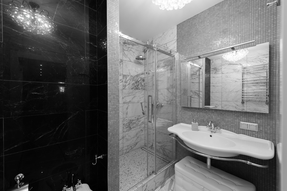 Свежая идея для дизайна: ванная комната в современном стиле с душем в нише, душевой кабиной, подвесной раковиной, серым полом и душем с раздвижными дверями - отличное фото интерьера