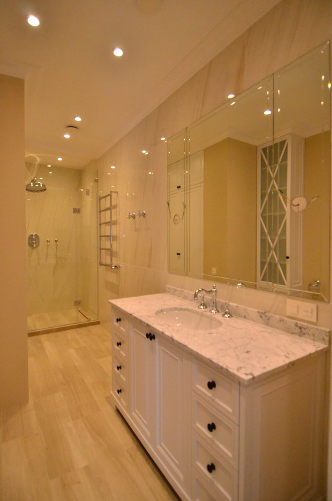 На фото: большая ванная комната в стиле неоклассика (современная классика)