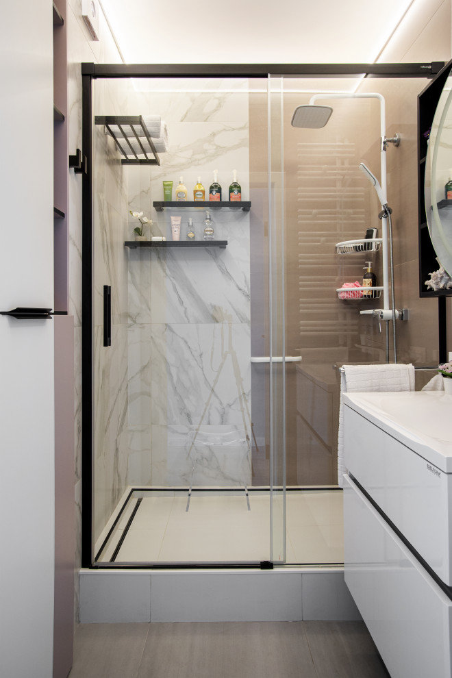 Idee per una stanza da bagno con doccia minimal con ante lisce, ante bianche, doccia alcova, lavabo integrato, un lavabo e mobile bagno sospeso
