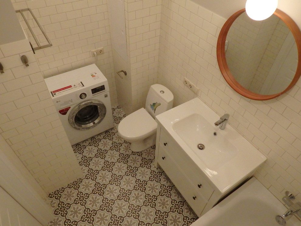 Пример оригинального дизайна: главная ванная комната среднего размера в стиле лофт с плоскими фасадами, белыми фасадами, полновстраиваемой ванной, унитазом-моноблоком, серыми стенами, полом из керамической плитки, накладной раковиной и коричневым полом