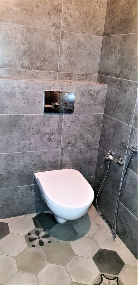 Пример оригинального дизайна: ванная комната в скандинавском стиле с инсталляцией, серой плиткой, керамической плиткой, серыми стенами, полом из керамической плитки и серым полом