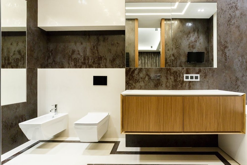 На фото: главная ванная комната в современном стиле с плоскими фасадами, фасадами цвета дерева среднего тона и инсталляцией