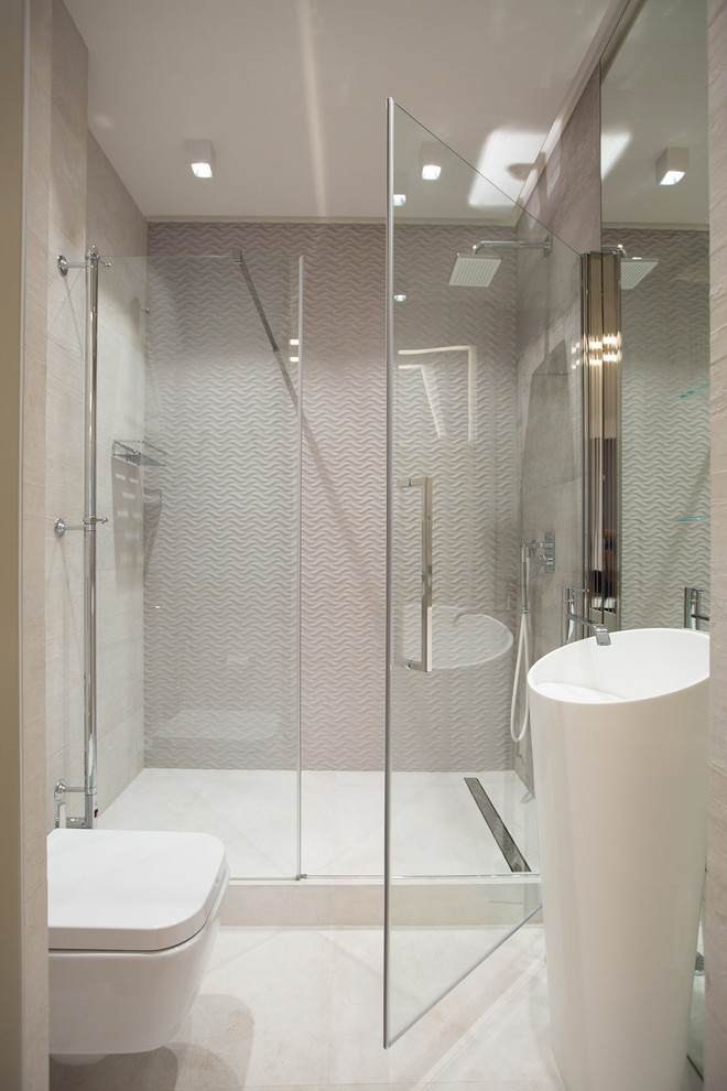 Пример оригинального дизайна: ванная комната в современном стиле с душем в нише, инсталляцией, серой плиткой, душевой кабиной, монолитной раковиной, белым полом и душем с распашными дверями