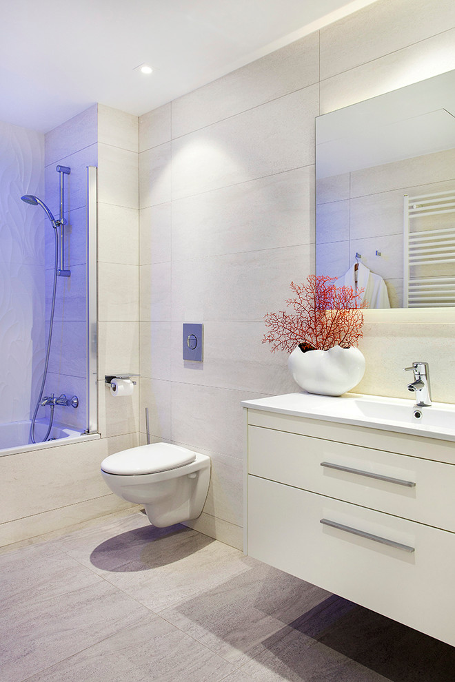 Modelo de cuarto de baño principal clásico renovado de tamaño medio con armarios con paneles lisos, puertas de armario blancas, bañera empotrada, combinación de ducha y bañera, sanitario de pared y lavabo integrado