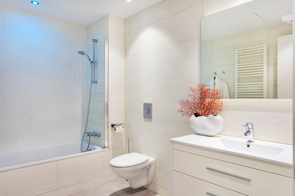 Стильный дизайн: главная ванная комната среднего размера в стиле неоклассика (современная классика) с плоскими фасадами, белыми фасадами, ванной в нише, душем над ванной, инсталляцией и монолитной раковиной - последний тренд