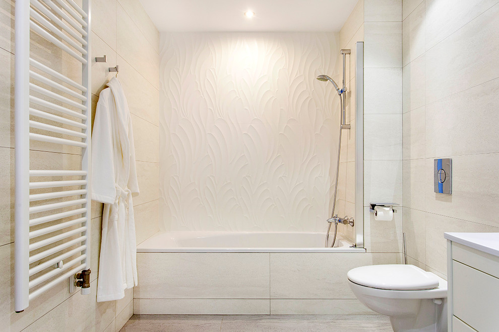 Klassisk inredning av ett mellanstort en-suite badrum, med släta luckor, ett badkar i en alkov, en dusch/badkar-kombination, en toalettstol med hel cisternkåpa, vita väggar och ett integrerad handfat