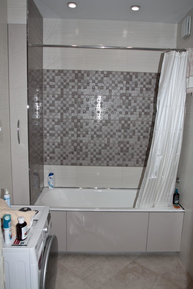 Kleines Modernes Badezimmer En Suite mit flächenbündigen Schrankfronten, grauen Schränken, Badewanne in Nische und grauen Fliesen in Moskau