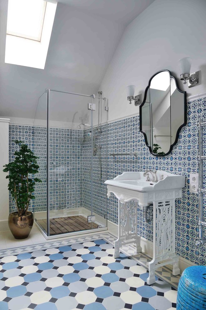 Идея дизайна: большая ванная комната в классическом стиле с угловым душем, синей плиткой, белой плиткой, белыми стенами, душевой кабиной, консольной раковиной, душем с распашными дверями и зелеными фасадами
