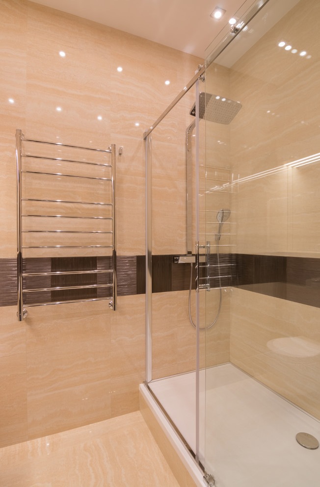 Идея дизайна: ванная комната среднего размера в современном стиле с бежевой плиткой, керамогранитной плиткой, полом из травертина и душем в нише