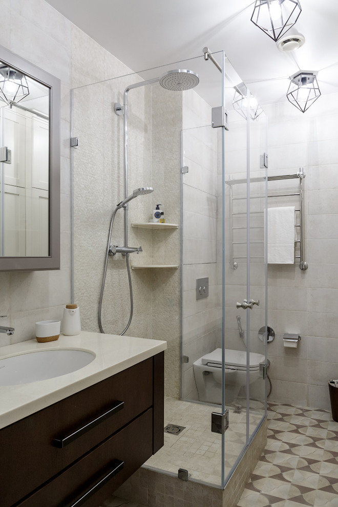 На фото: ванная комната в современном стиле с плоскими фасадами, темными деревянными фасадами, инсталляцией, белой плиткой, белыми стенами, душевой кабиной, врезной раковиной и душем с распашными дверями с