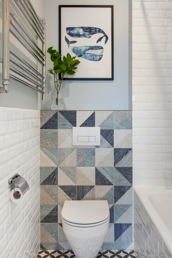 Diseño de cuarto de baño principal, escandinavo, con bañera encastrada sin remate, combinación de ducha y bañera, baldosas y/o azulejos blancos, baldosas y/o azulejos de porcelana, suelo de baldosas de porcelana, lavabo encastrado y encimera de madera