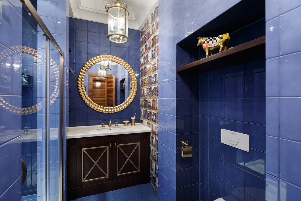 На фото: большая ванная комната в классическом стиле с фасадами с выступающей филенкой, темными деревянными фасадами, душем в нише, унитазом-моноблоком, синей плиткой, керамической плиткой, синими стенами, полом из керамической плитки, душевой кабиной и мраморной столешницей