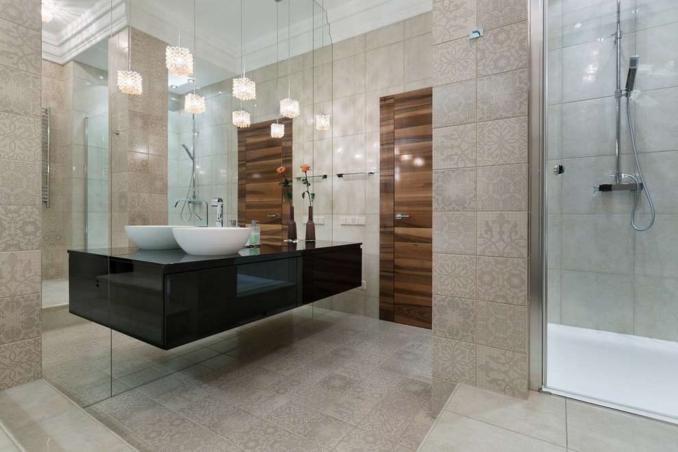 Стильный дизайн: большая главная ванная комната в современном стиле с плоскими фасадами, полновстраиваемой ванной, душем в нише, бежевой плиткой, керамической плиткой, бежевыми стенами, полом из керамической плитки, столешницей из ламината, темными деревянными фасадами, унитазом-моноблоком и накладной раковиной - последний тренд