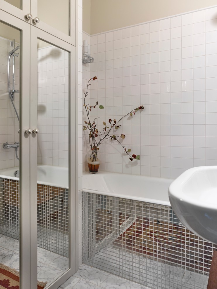 Idéer för funkis badrum, med ett badkar i en alkov, vit kakel och beige väggar