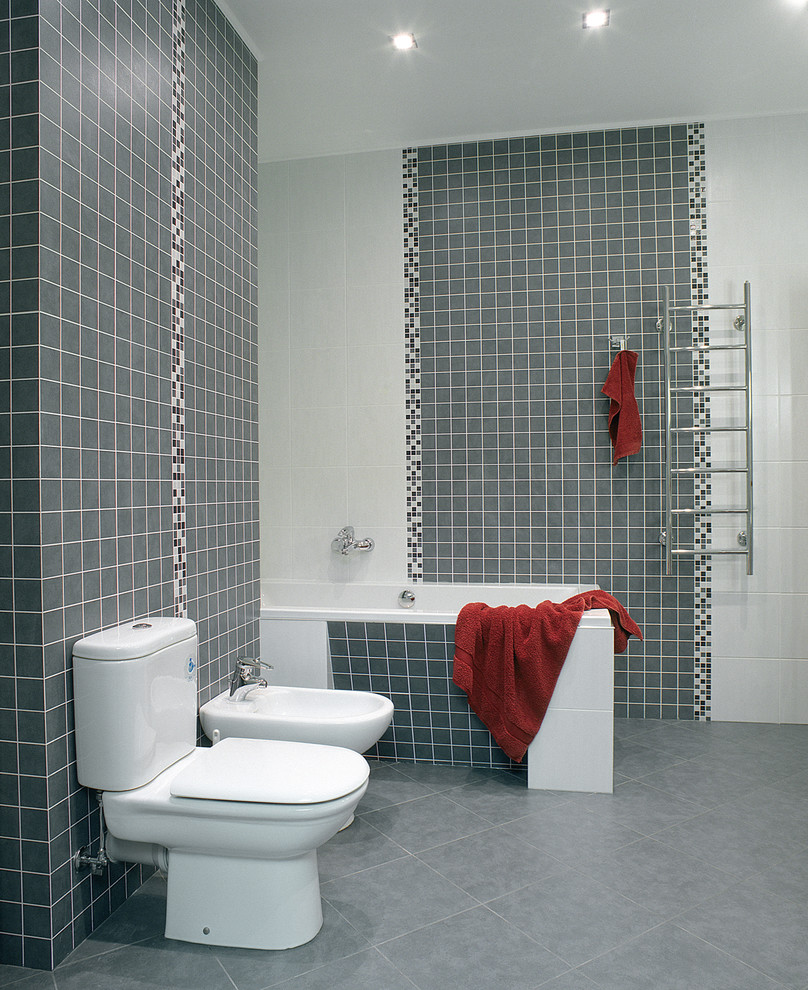 Пример оригинального дизайна: ванная комната в современном стиле с биде, белой плиткой и серой плиткой