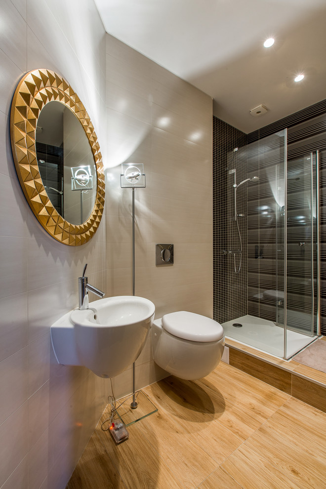 Источник вдохновения для домашнего уюта: ванная комната в современном стиле с угловым душем, инсталляцией, бежевой плиткой, черной плиткой, плиткой мозаикой, бежевыми стенами, душевой кабиной и подвесной раковиной