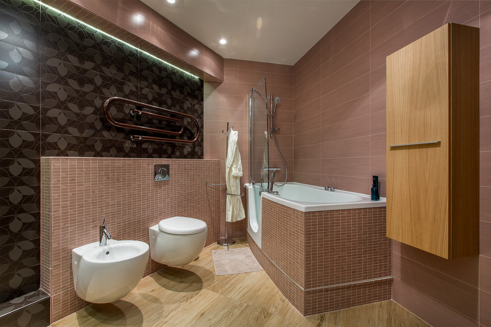 他の地域にあるコンテンポラリースタイルのおしゃれなマスターバスルーム (ビデ、黒いタイル、茶色いタイル、モザイクタイル、ドロップイン型浴槽) の写真