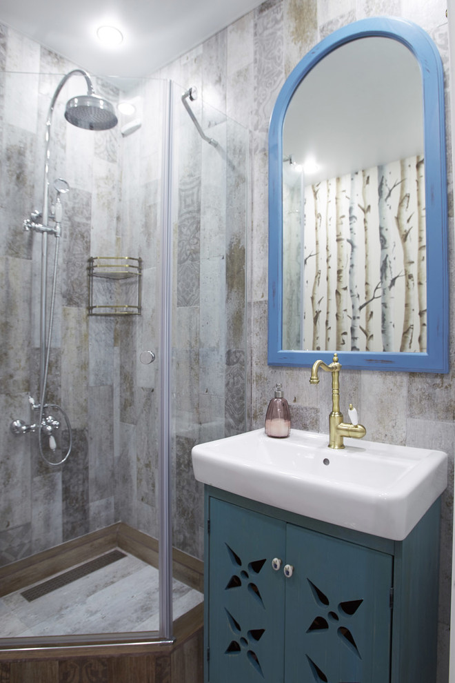Ejemplo de cuarto de baño campestre con ducha esquinera, paredes multicolor y lavabo encastrado