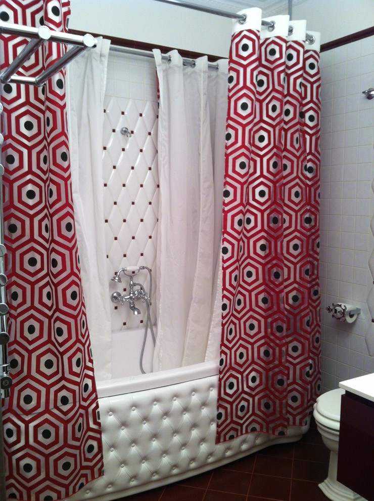 Стильный дизайн: большая детская ванная комната в классическом стиле с плоскими фасадами, красными фасадами, отдельно стоящей ванной, раздельным унитазом, белой плиткой, керамической плиткой, белыми стенами, полом из керамической плитки, консольной раковиной, столешницей из искусственного кварца, красным полом и белой столешницей - последний тренд