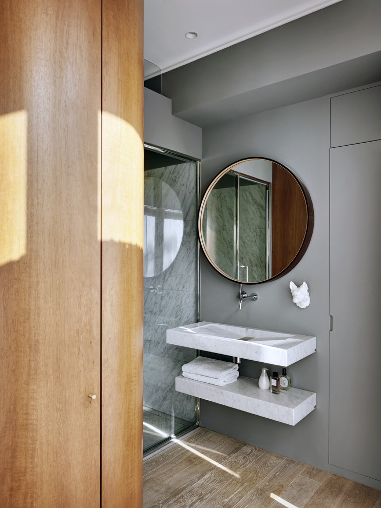 Foto di una stanza da bagno con doccia contemporanea con doccia alcova, pareti grigie, lavabo integrato e pavimento marrone