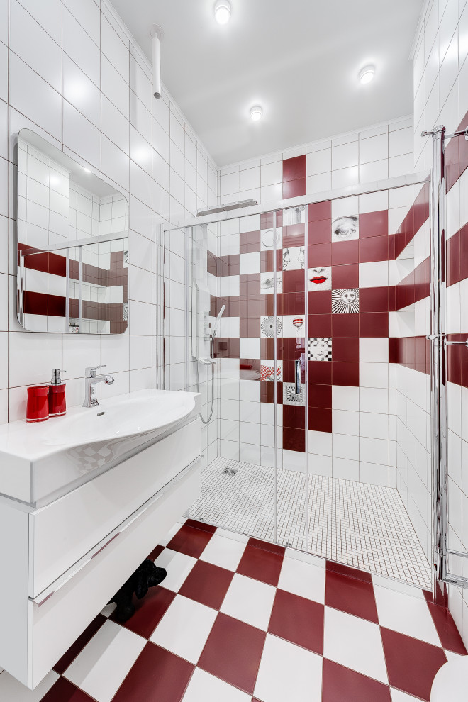 Exempel på ett mellanstort modernt vit vitt badrum med dusch, med släta luckor, vita skåp, en dusch i en alkov, röd kakel, vit kakel, porslinskakel, klinkergolv i porslin, ett integrerad handfat, flerfärgat golv och dusch med gångjärnsdörr