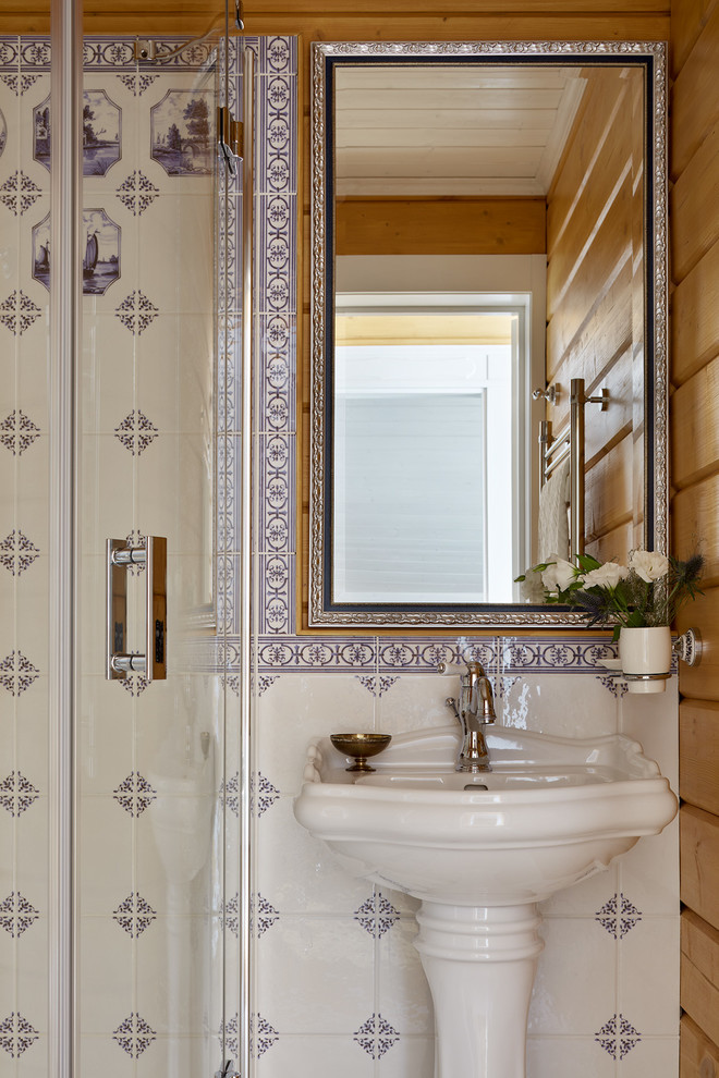 Foto di una piccola stanza da bagno con doccia classica con piastrelle blu, piastrelle bianche, piastrelle in ceramica, pavimento in gres porcellanato, lavabo a colonna e pavimento grigio