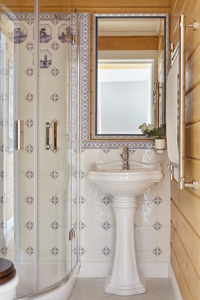 Inredning av ett klassiskt litet badrum med dusch, med en hörndusch, blå kakel, vit kakel, keramikplattor, klinkergolv i porslin, ett piedestal handfat och grått golv