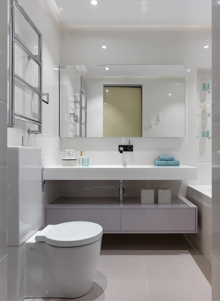 Свежая идея для дизайна: главная ванная комната в современном стиле с плоскими фасадами, фиолетовыми фасадами, ванной в нише, душем над ванной, раздельным унитазом, белой плиткой и бежевым полом - отличное фото интерьера