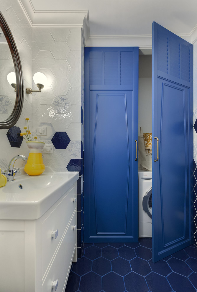 Inspiration för moderna badrum, med vita skåp, blå kakel, vit kakel och blått golv