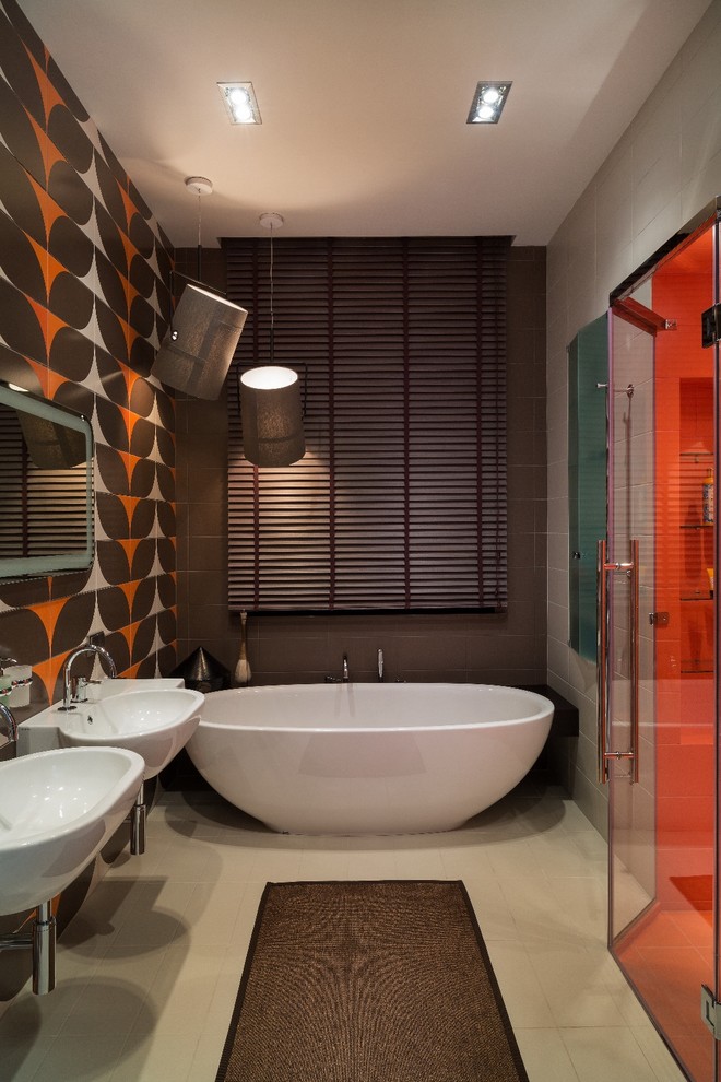 Idéer för funkis en-suite badrum, med ett fristående badkar, flerfärgade väggar, ett väggmonterat handfat och dusch med gångjärnsdörr