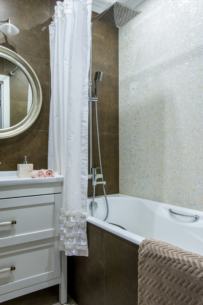Bild på ett litet vintage vit vitt en-suite badrum, med luckor med upphöjd panel, beige skåp, ett undermonterat badkar, beige kakel, mosaik, beige väggar, klinkergolv i porslin, ett nedsänkt handfat, bänkskiva i kvarts, beiget golv och dusch med duschdraperi