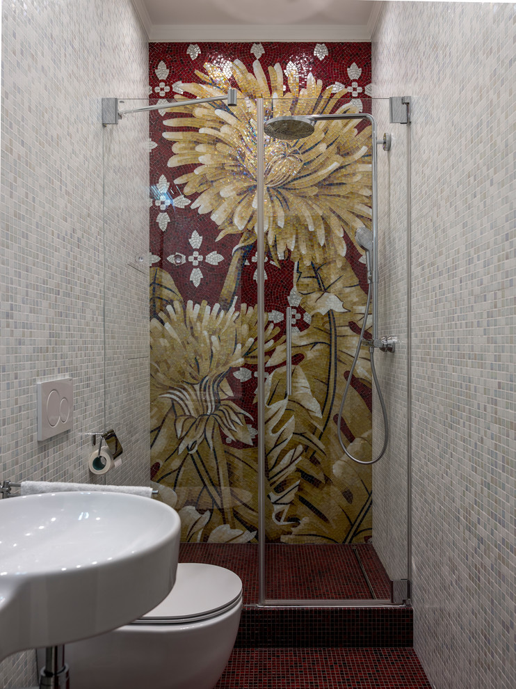 Пример оригинального дизайна: маленькая ванная комната в стиле фьюжн с разноцветной плиткой, серой плиткой, плиткой мозаикой, полом из мозаичной плитки, подвесной раковиной, красным полом, душем в нише и душевой кабиной для на участке и в саду