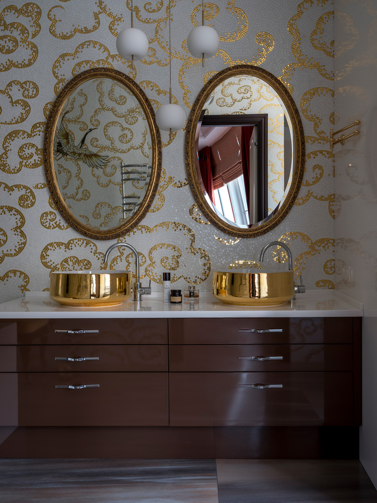 На фото: большая ванная комната в стиле фьюжн с плоскими фасадами, коричневыми фасадами, плиткой мозаикой, полом из керамогранита, столешницей из искусственного камня, коричневым полом, белой столешницей, белой плиткой, желтой плиткой и настольной раковиной