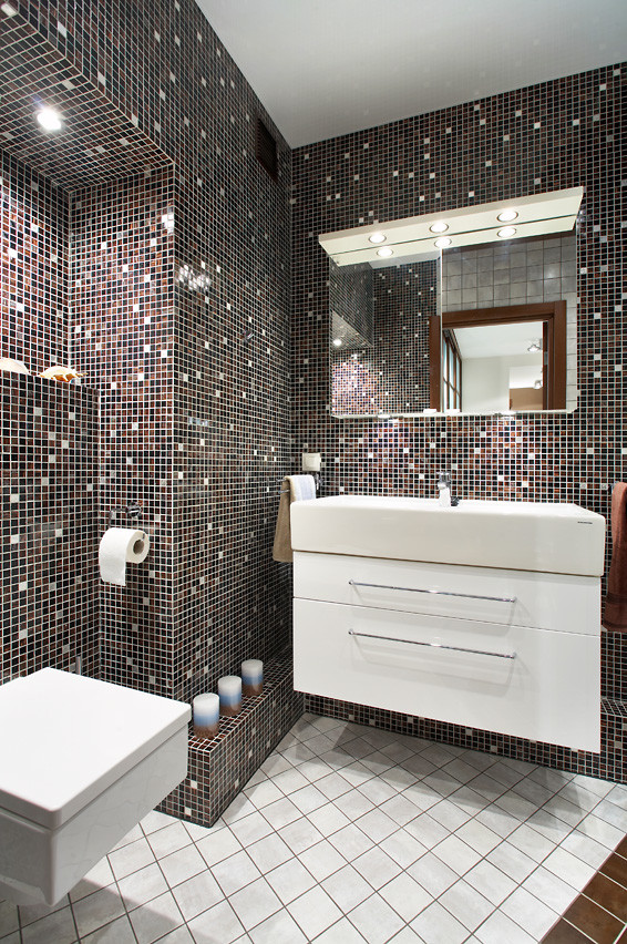 Идея дизайна: маленькая ванная комната в современном стиле с инсталляцией, плоскими фасадами, угловым душем, коричневыми стенами, полом из керамогранита, душевой кабиной, подвесной раковиной, коричневым полом, душем с раздвижными дверями, коричневой плиткой и плиткой мозаикой для на участке и в саду