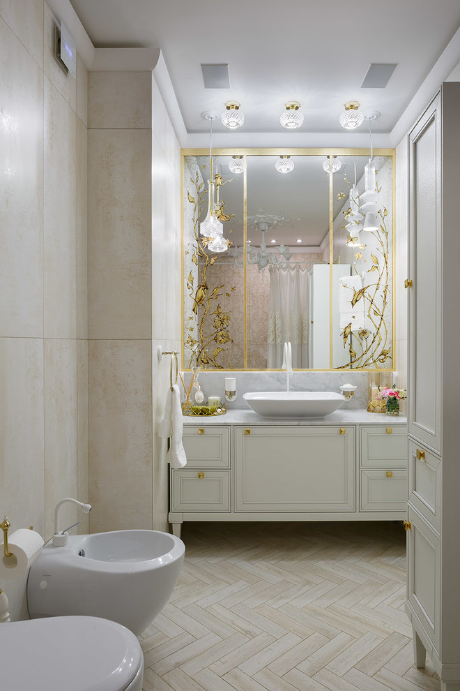 Modelo de cuarto de baño tradicional renovado con puertas de armario blancas, bidé, baldosas y/o azulejos beige, lavabo sobreencimera y suelo beige
