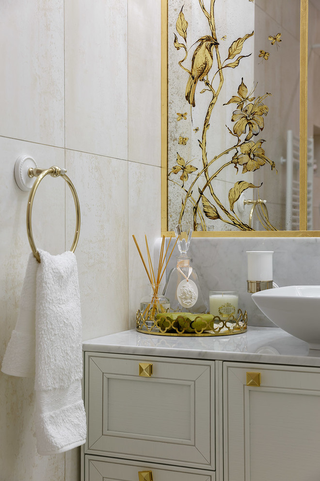 Inspiration för mellanstora klassiska badrum, med vita skåp, ett badkar i en alkov, ett fristående handfat och luckor med infälld panel