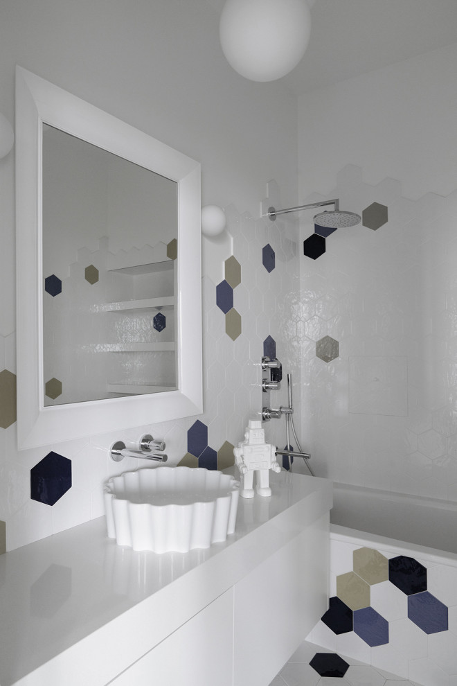 Свежая идея для дизайна: ванная комната в современном стиле с плоскими фасадами, белыми фасадами и белой плиткой - отличное фото интерьера
