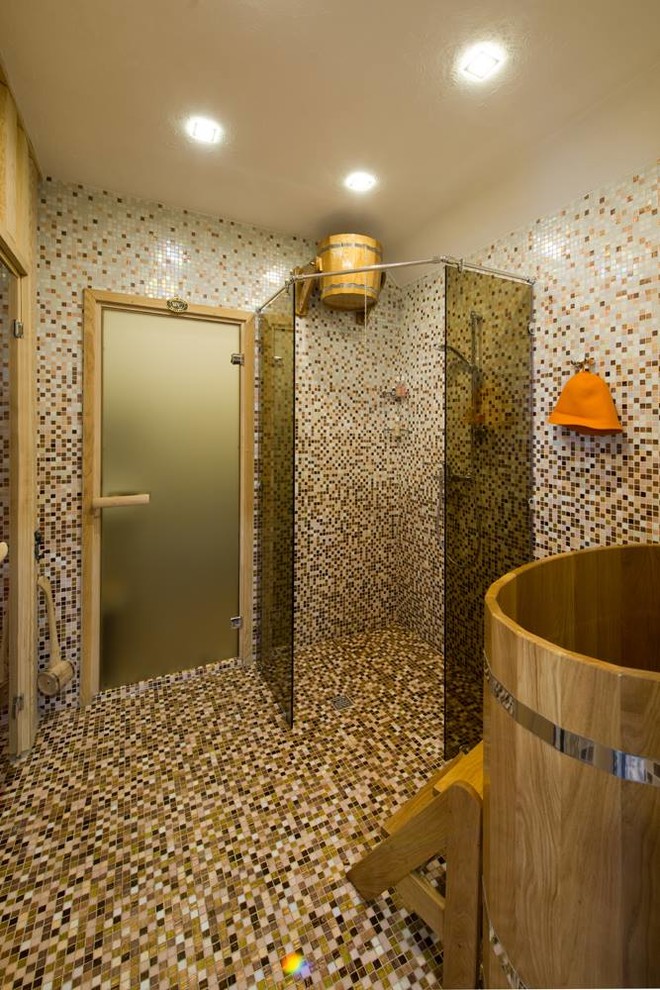 Kleines Modernes Duschbad mit bodengleicher Dusche, beigen Fliesen, braunen Fliesen, weißen Fliesen, Mosaikfliesen, Mosaik-Bodenfliesen, japanischer Badewanne, bunten Wänden und offener Dusche in Moskau
