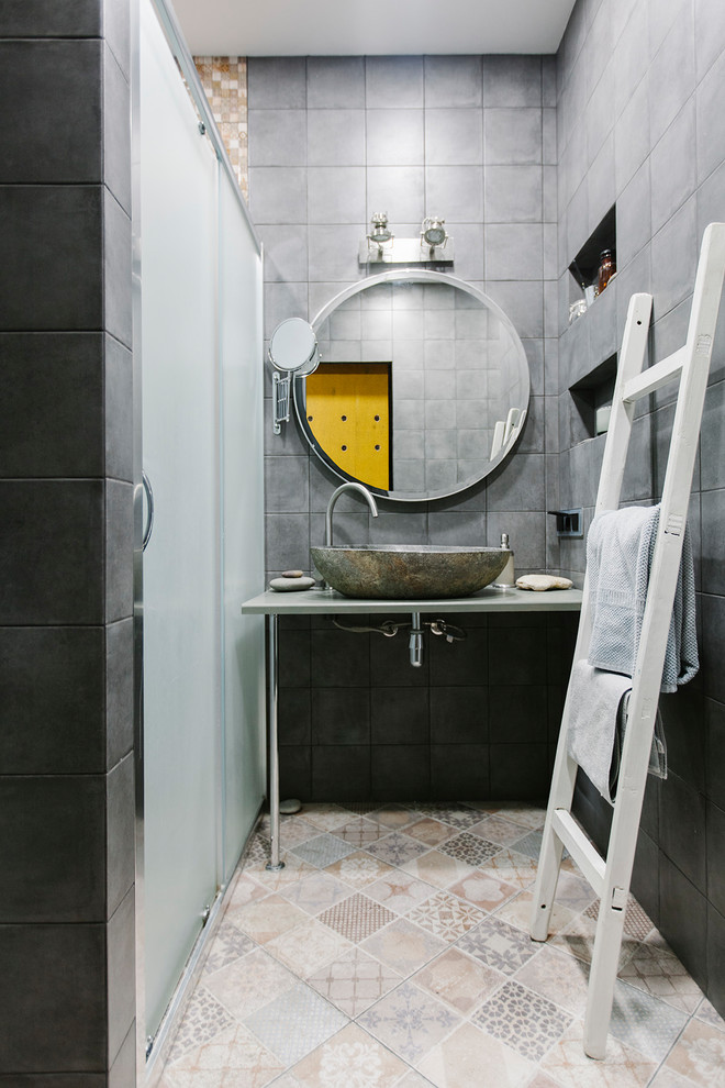 Exemple d'une petite salle de bain tendance avec un carrelage gris, une vasque et une cabine de douche à porte coulissante.